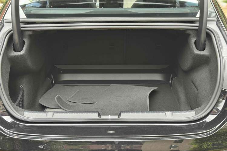 Used Mercedes-Benz EQE 2025 500 4MATIC Luxury Edition Interior 5