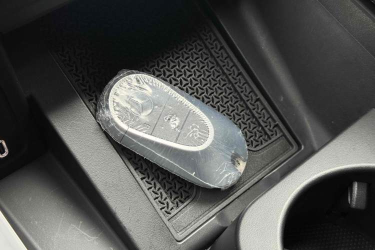 Used Mercedes-Benz EQE 2025 500 4MATIC Luxury Edition Interior 6