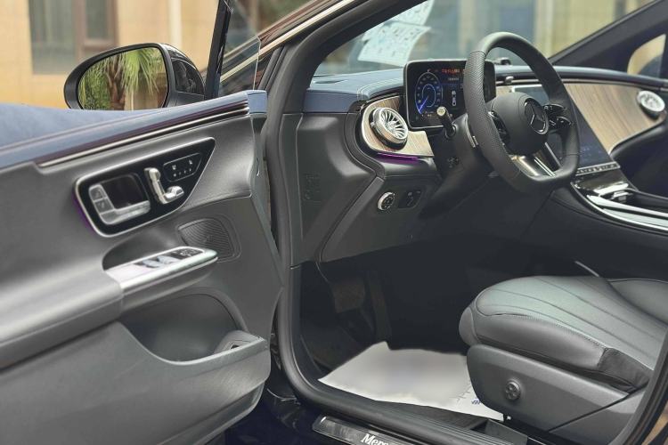 Used Mercedes-Benz EQE 2025 500 4MATIC Luxury Edition Interior 8