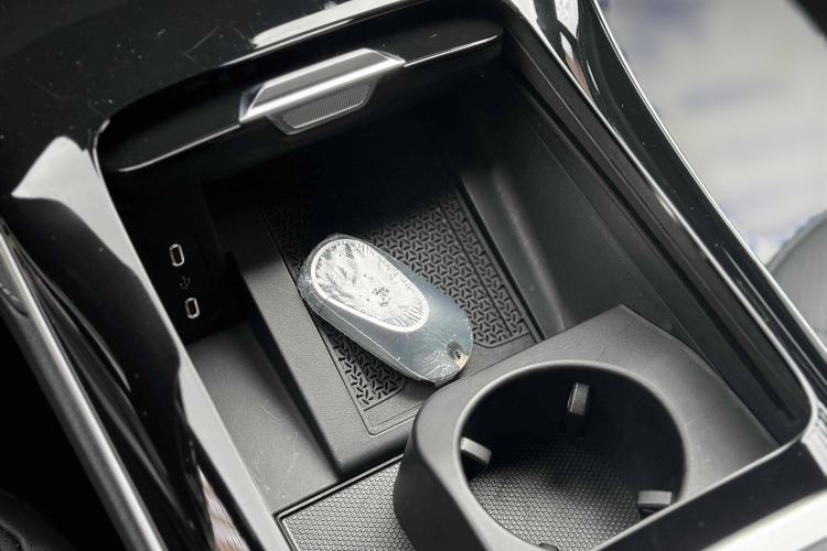 Used Mercedes-Benz EQE 2025 500 4MATIC Luxury Edition Interior 9