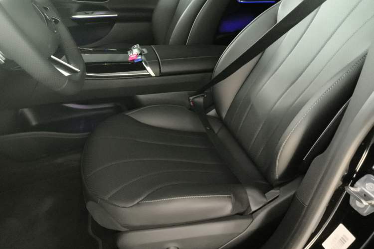 Used Mercedes-Benz EQE 2025 500 4MATIC Pioneer Edition Left Front Seat