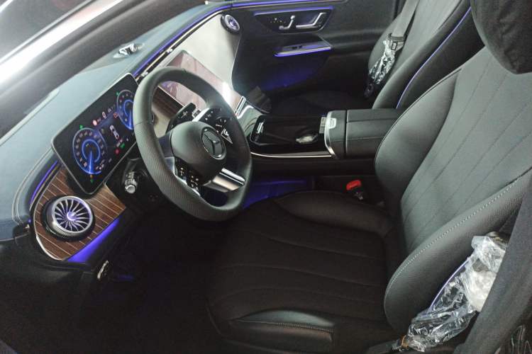 Used Mercedes-Benz EQE 2025 500 4MATIC Luxury Edition Left Front Seat