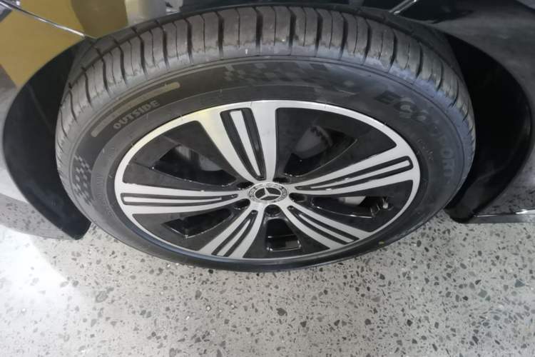 Used Mercedes-Benz EQE 2025 500 4MATIC Pioneer Edition Left Front Wheel Hub