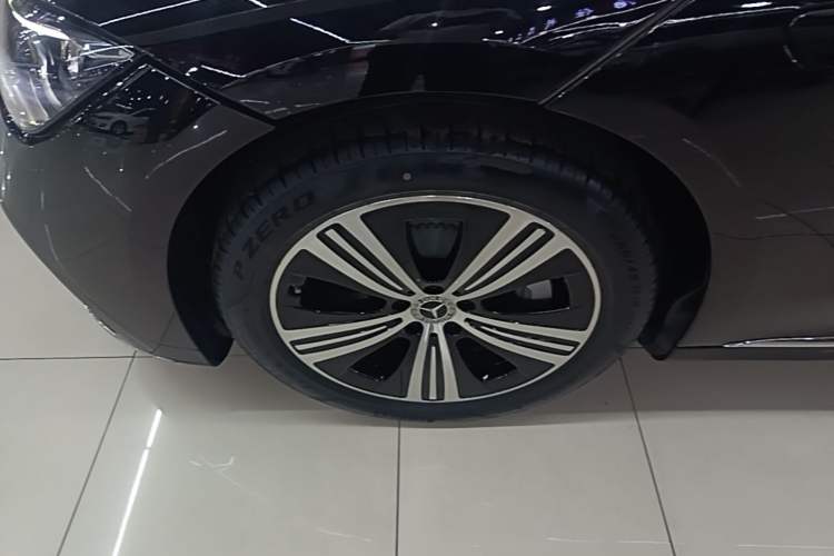 Used Mercedes-Benz EQE 2025 500 4MATIC Pioneer Edition Left Front Wheel Hub
