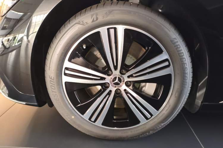 Used Mercedes-Benz EQE 2025 500 4MATIC Pioneer Edition Left Front Wheel Hub