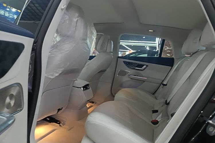 Used Mercedes-Benz EQE 2025 500 4MATIC Pioneer Edition Left Rear Seat