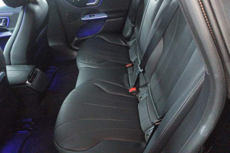 Used Mercedes-Benz EQE 2025 500 4MATIC Luxury Edition Left Rear Seat