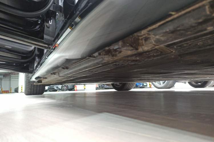 Used Mercedes-Benz EQE 2025 500 4MATIC Pioneer Edition Left Side Sill