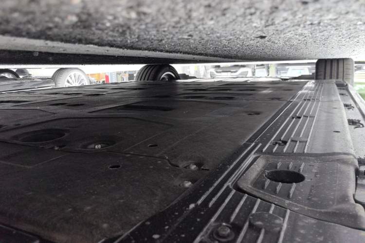 Used Mercedes-Benz EQE 2025 500 4MATIC Pioneer Edition Left Side Sill