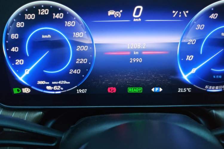 Used Mercedes-Benz EQE 2025 500 4MATIC Pioneer Edition Odometer Close Up