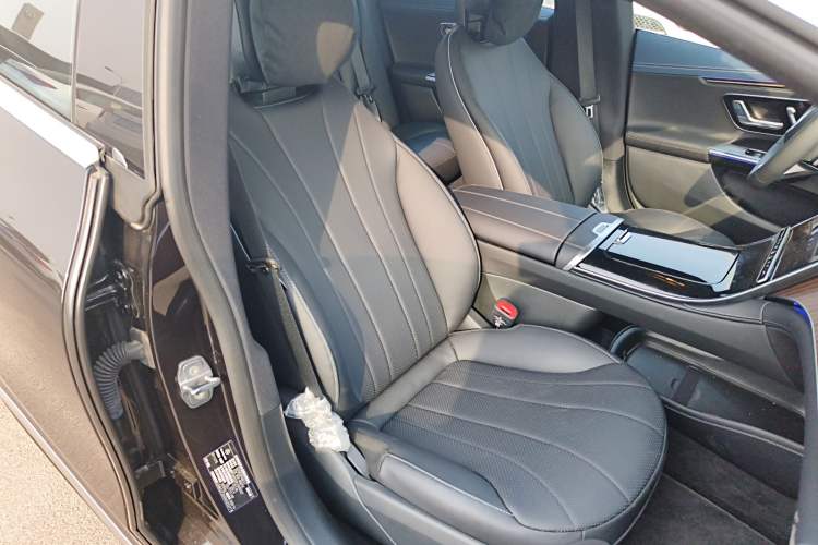 Used Mercedes-Benz EQE 2025 500 4MATIC Pioneer Edition Right Front Seat