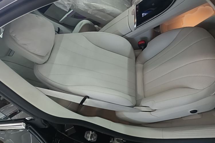 Used Mercedes-Benz EQE 2025 500 4MATIC Pioneer Edition Right Front Seat