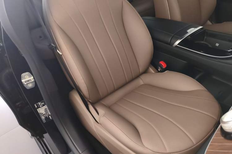 Used Mercedes-Benz EQE 2025 500 4MATIC Pioneer Edition Right Front Seat