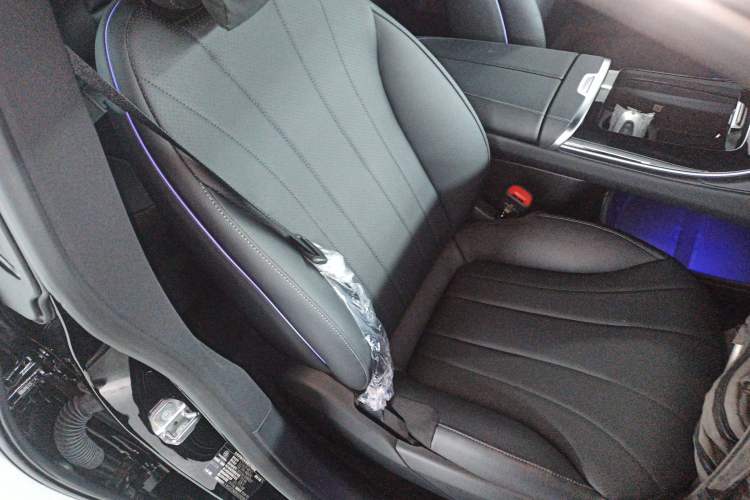 Used Mercedes-Benz EQE 2025 500 4MATIC Luxury Edition Right Front Seat