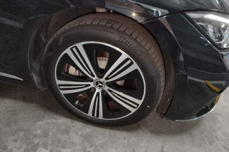 Used Mercedes-Benz EQE 2025 500 4MATIC Luxury Edition Right Front Wheel Hub