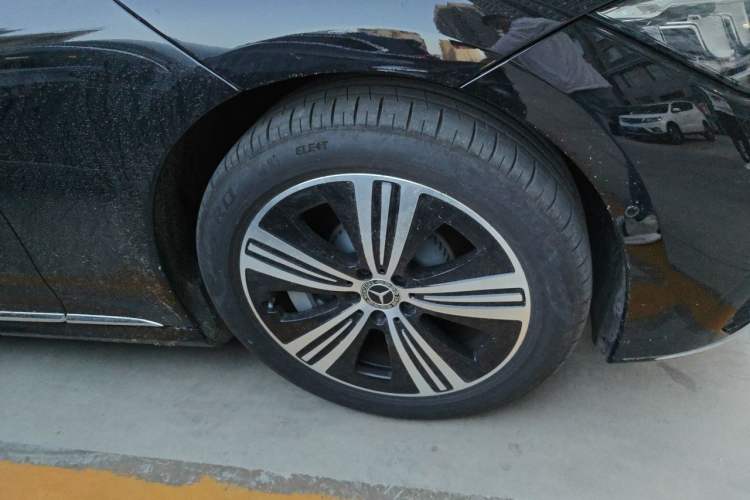 Used Mercedes-Benz EQE 2025 500 4MATIC Pioneer Edition Right Front Wheel Hub