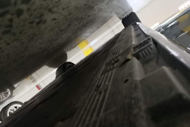 Used Mercedes-Benz EQE 2025 500 4MATIC Pioneer Edition Right Side Sill