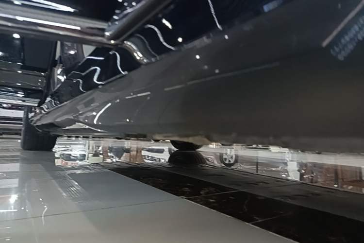 Used Mercedes-Benz EQE 2025 500 4MATIC Pioneer Edition Right Side Sill