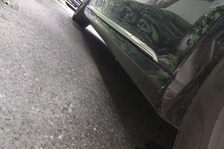 Used Mercedes-Benz EQE 2025 500 4MATIC Pioneer Edition Right Side Sill