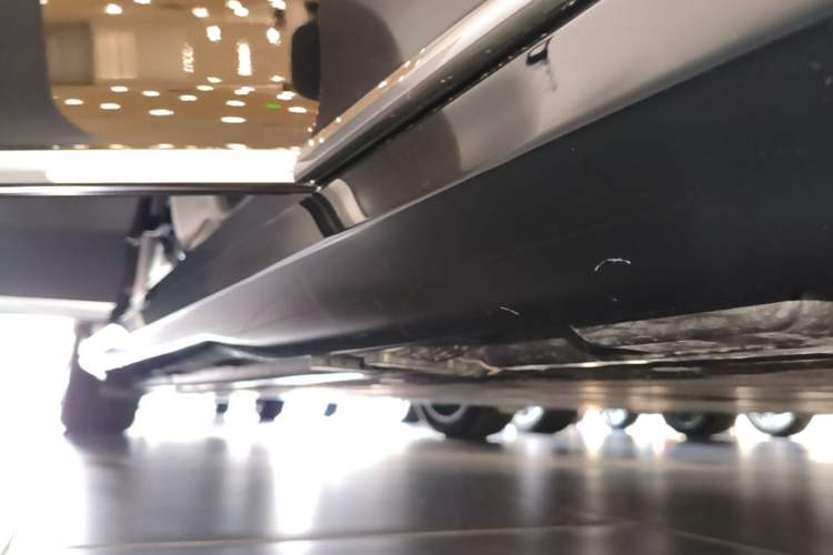 Used Mercedes-Benz EQE 2025 500 4MATIC Pioneer Edition Right Side Sill