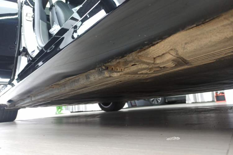 Used Mercedes-Benz EQE 2025 500 4MATIC Pioneer Edition Right Side Sill