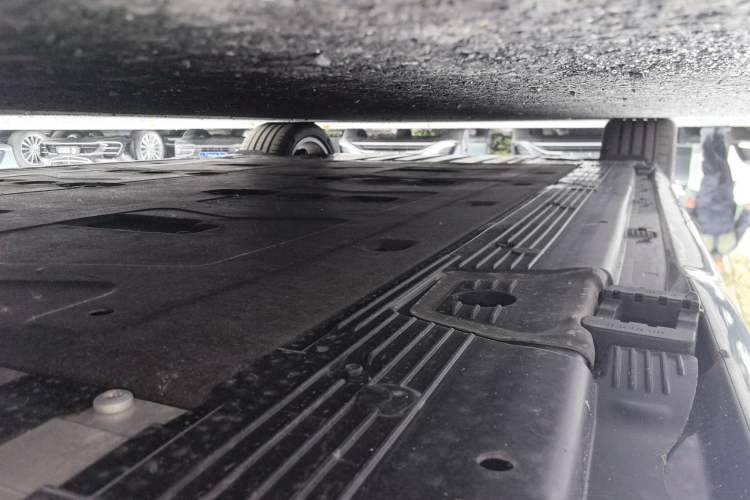 Used Mercedes-Benz EQE 2025 500 4MATIC Pioneer Edition Right Side Sill