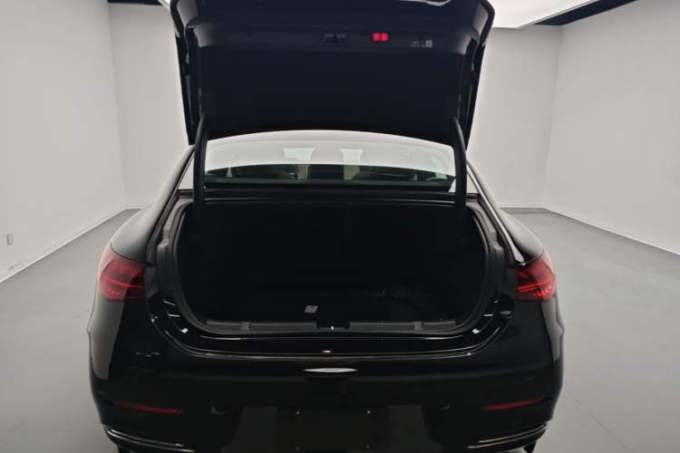 Used Mercedes-Benz EQE 2025 500 4MATIC Pioneer Edition Trunk