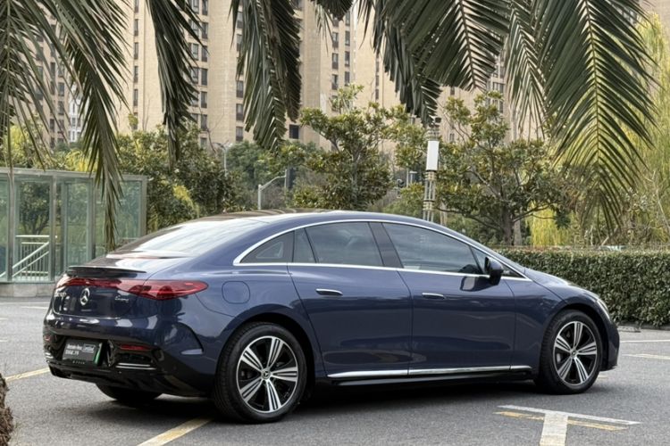 Used Mercedes-Benz EQE 2025 500 4MATIC Luxury Edition Exterior 2