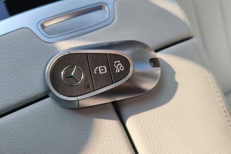 Used Mercedes-Benz EQE 2025 500 4MATIC Luxury Edition Interior 1