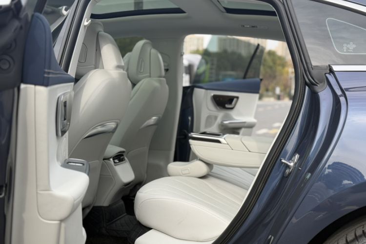 Used Mercedes-Benz EQE 2025 500 4MATIC Luxury Edition Interior 10