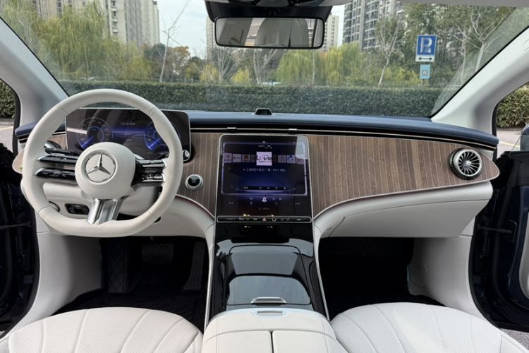 Used Mercedes-Benz EQE 2025 500 4MATIC Luxury Edition Interior 12