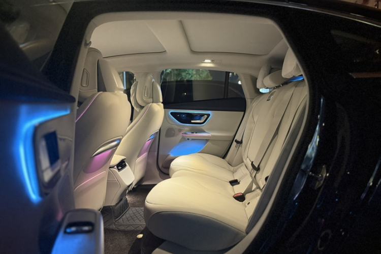 Used Mercedes-Benz EQE 2025 500 4MATIC Luxury Edition Interior 13