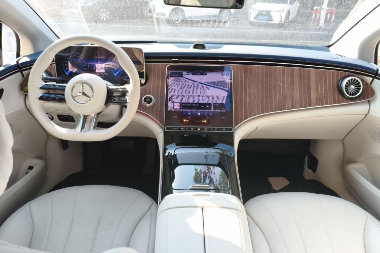 Used Mercedes-Benz EQE 2025 500 4MATIC Luxury Edition Interior 2