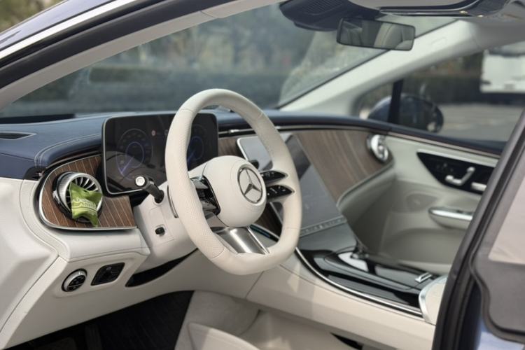 Used Mercedes-Benz EQE 2025 500 4MATIC Luxury Edition Interior 4