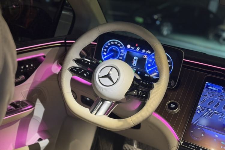 Used Mercedes-Benz EQE 2025 500 4MATIC Luxury Edition Interior 5