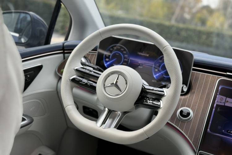 Used Mercedes-Benz EQE 2025 500 4MATIC Luxury Edition Interior 7