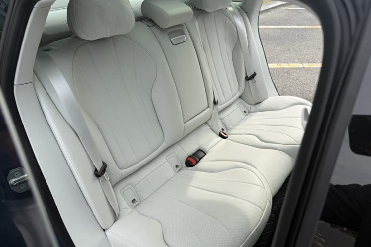 Used Mercedes-Benz EQE 2025 500 4MATIC Luxury Edition Interior 8