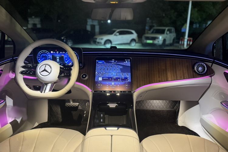 Used Mercedes-Benz EQE 2025 500 4MATIC Luxury Edition Interior 9