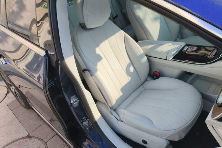 Used Mercedes-Benz EQE 2025 500 4MATIC Luxury Edition Right Front Seat