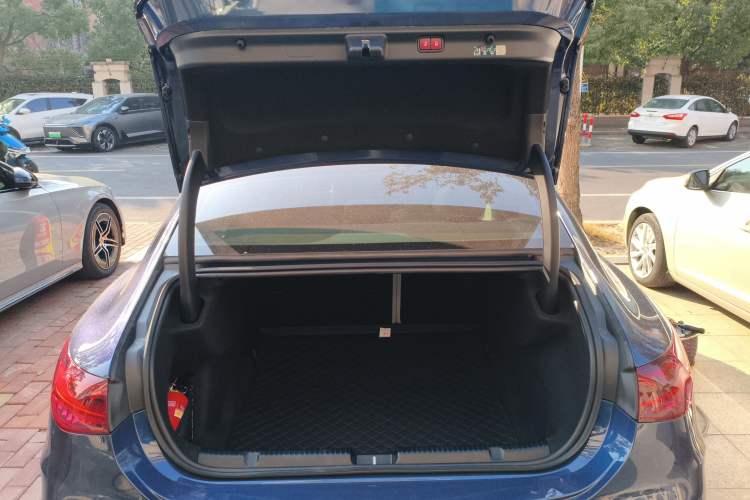 Used Mercedes-Benz EQE 2025 500 4MATIC Luxury Edition Trunk
