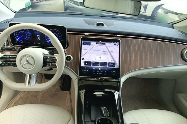 Used Mercedes-Benz EQE 2025 500 4MATIC Pioneer Edition Center Console