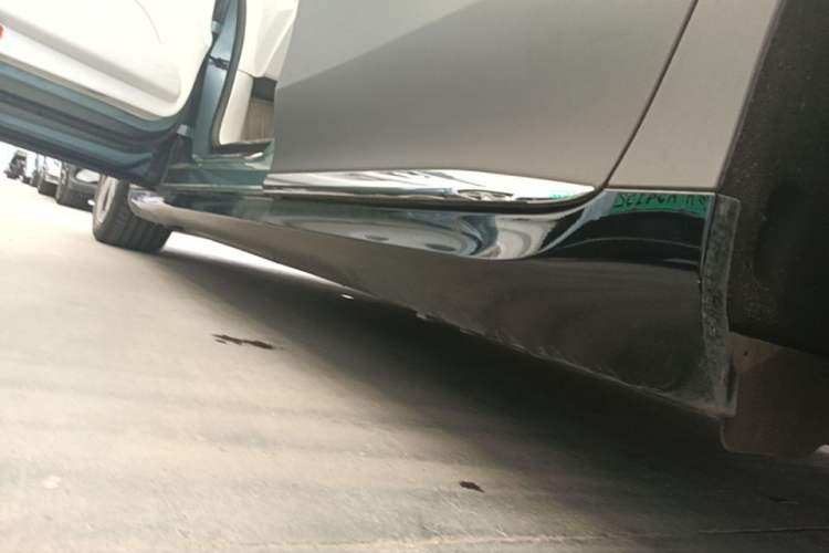 Used Mercedes-Benz EQE 2025 500 4MATIC Pioneer Edition Left Side Sill