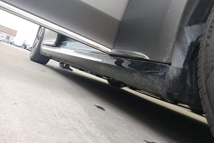 Used Mercedes-Benz EQE 2025 500 4MATIC Pioneer Edition Right Side Sill