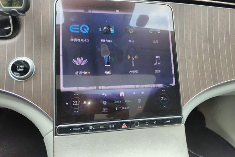Used Mercedes-Benz EQE 2025 500 4MATIC Luxury Edition Audio And AC Panel