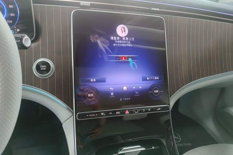 Used Mercedes-Benz EQE 2025 500 4MATIC Luxury Edition Audio And AC Panel