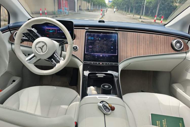 Used Mercedes-Benz EQE 2025 500 4MATIC Pioneer Edition Center Console