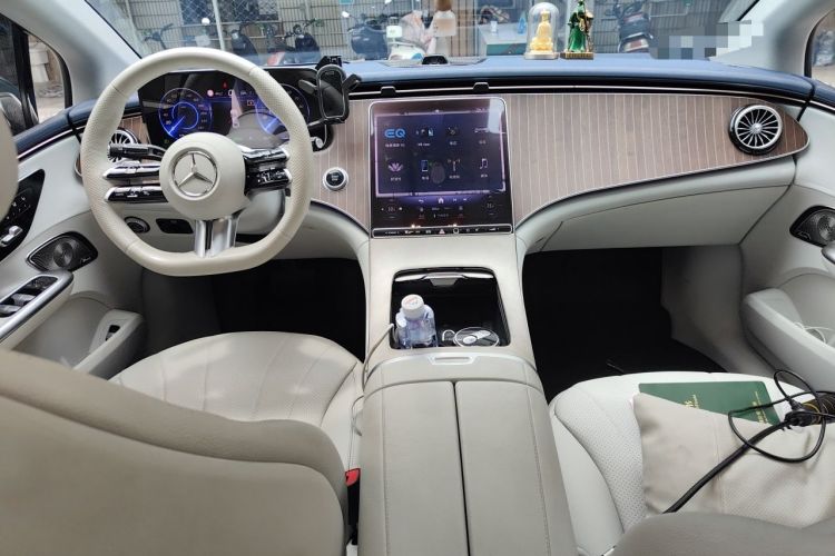 Used Mercedes-Benz EQE 2025 500 4MATIC Luxury Edition Center Console