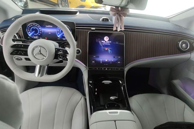 Used Mercedes-Benz EQE 2025 500 4MATIC Luxury Edition Center Console