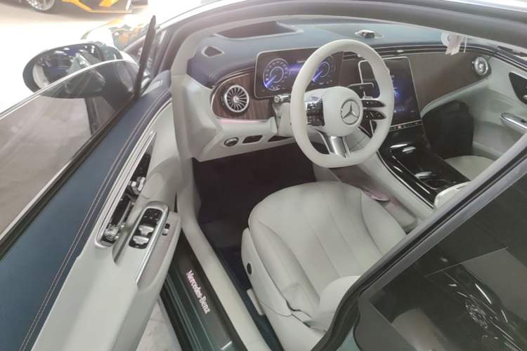 Used Mercedes-Benz EQE 2025 500 4MATIC Luxury Edition Driver Seat