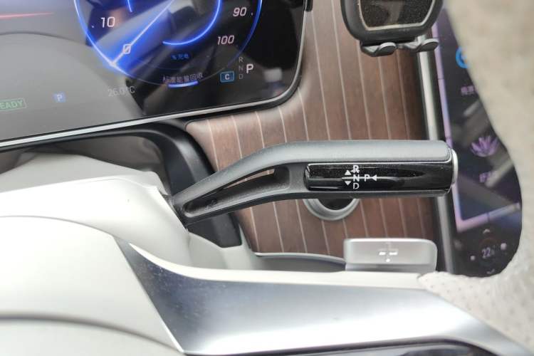 Used Mercedes-Benz EQE 2025 500 4MATIC Luxury Edition Gear Lever